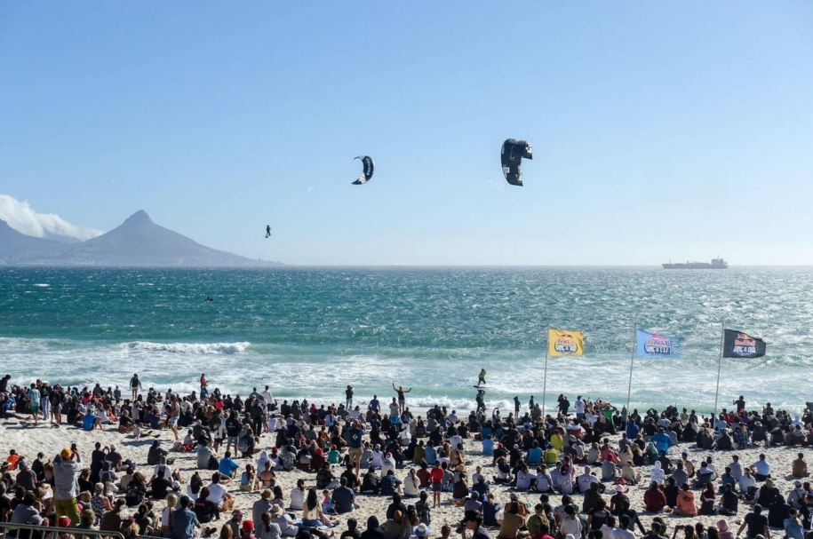 crowd on bloubergstrand beach watching kitesurfing